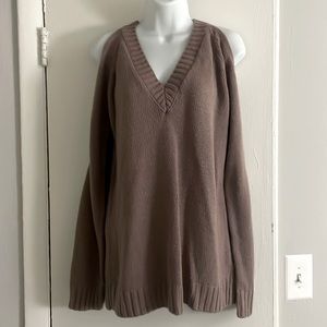 Cut out shoulder v-back oversized sweater